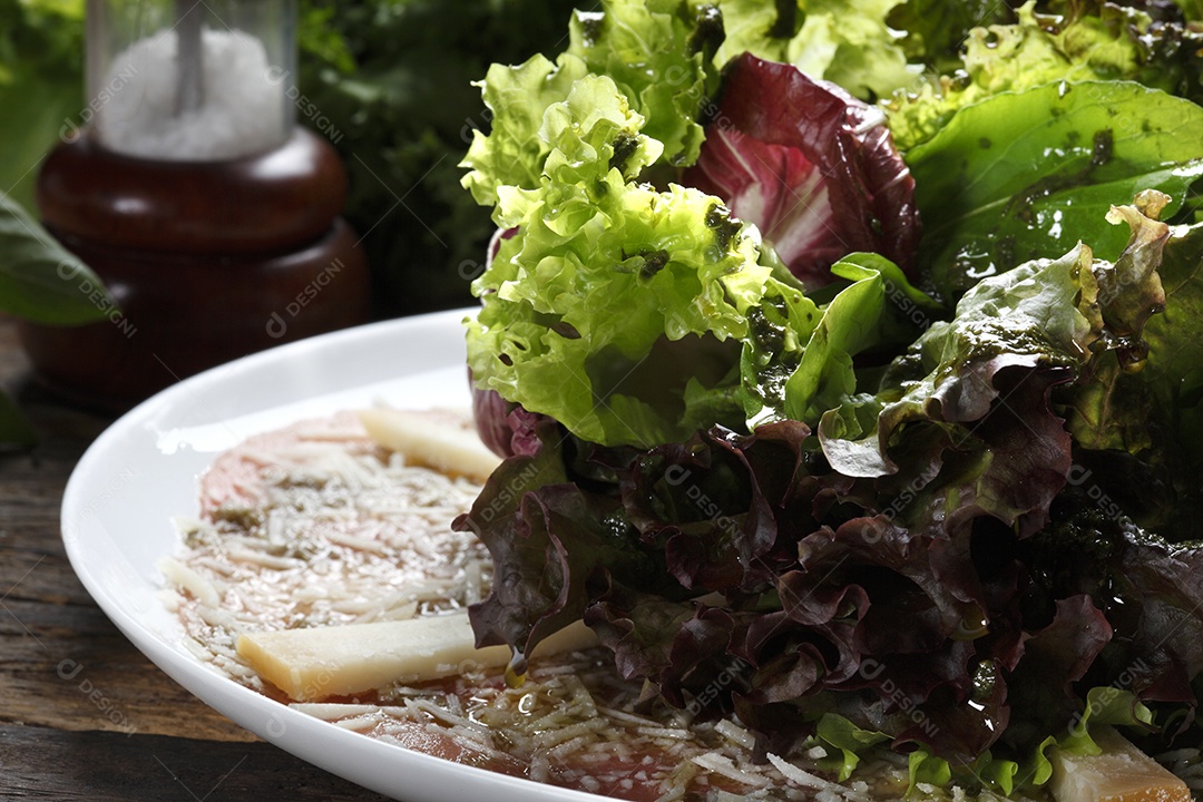 Carpaccio com salada de alface