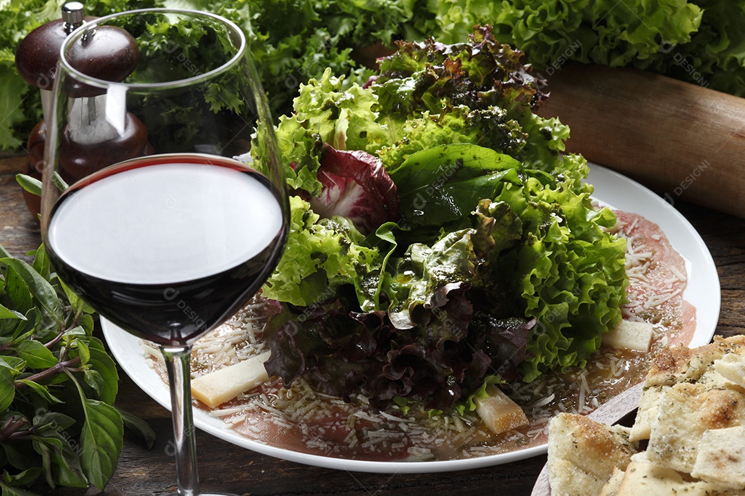 Carpaccio com salada de alface