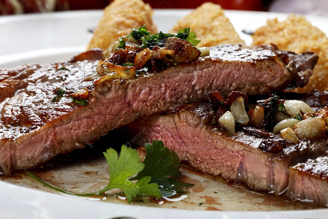 Bife com batatas fritas