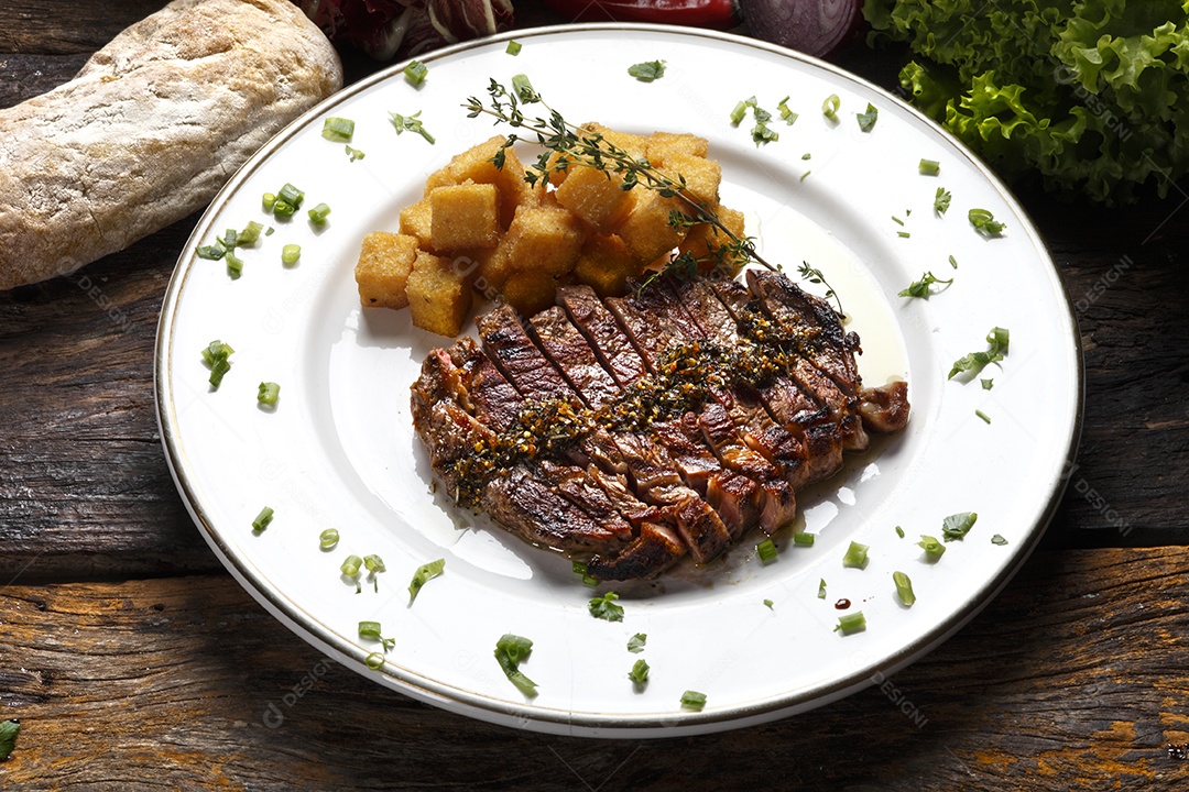 Bife com batatas fritas