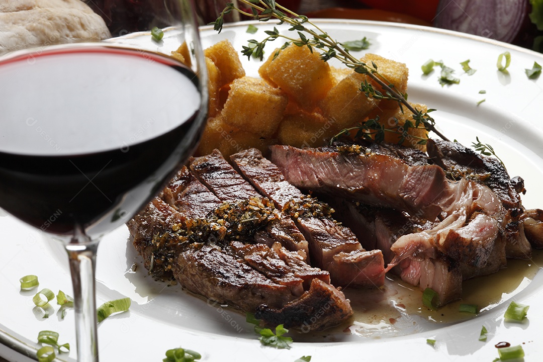 Bife com batatas fritas