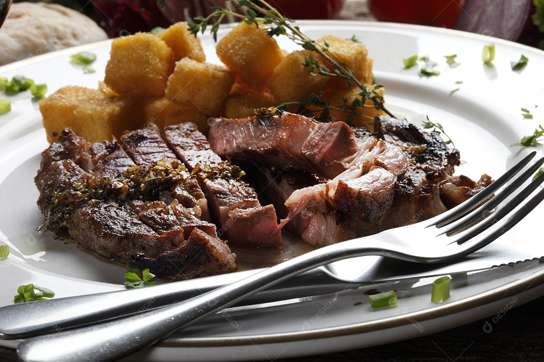 Bife com batatas fritas