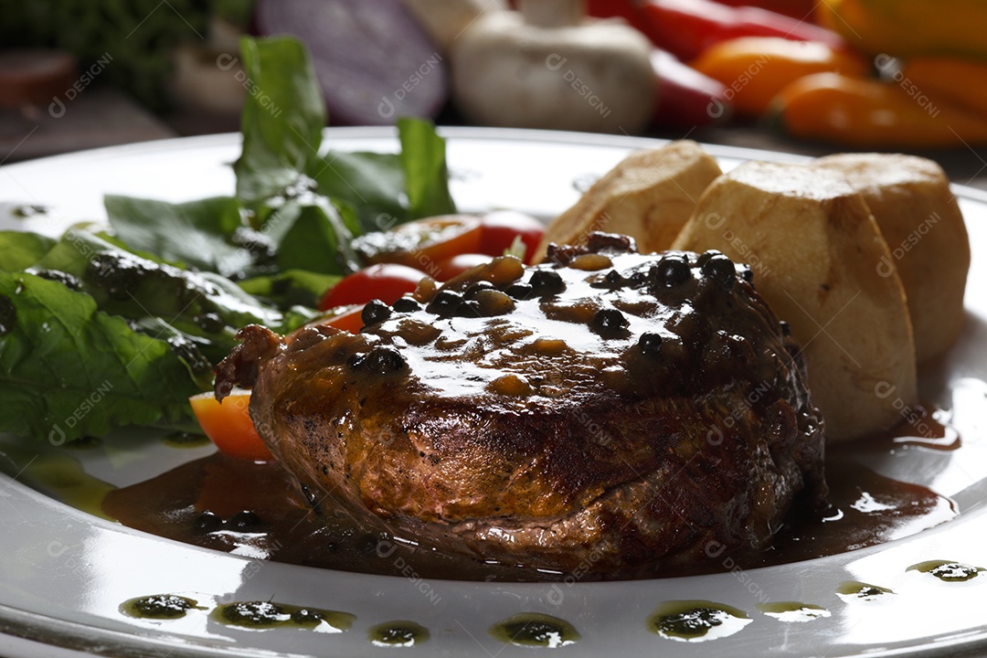 Filé mignon assado com salada