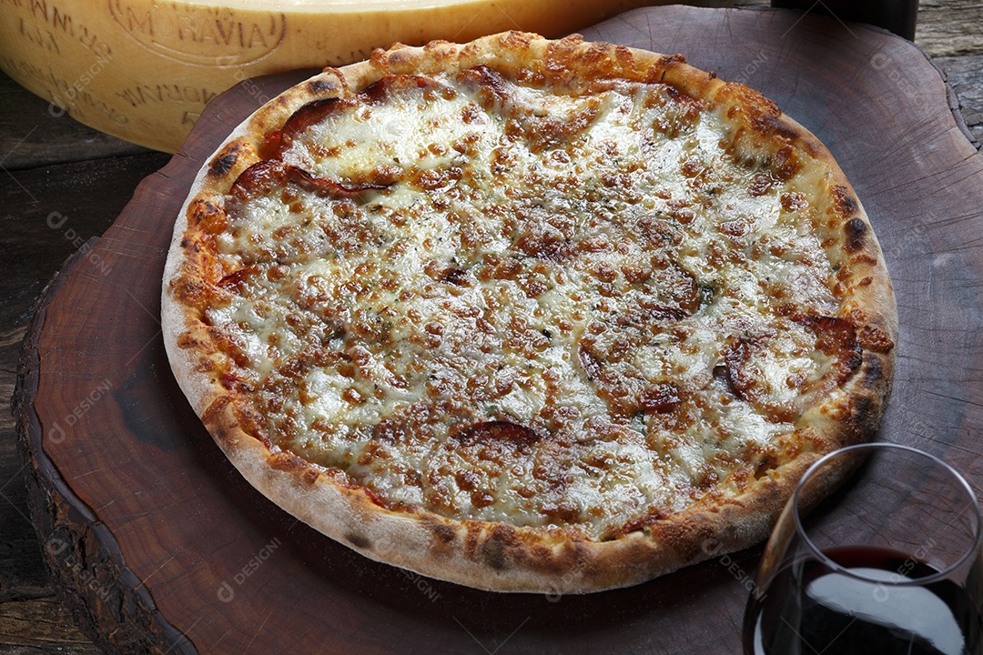 Pizza de queijo com vinho tinto