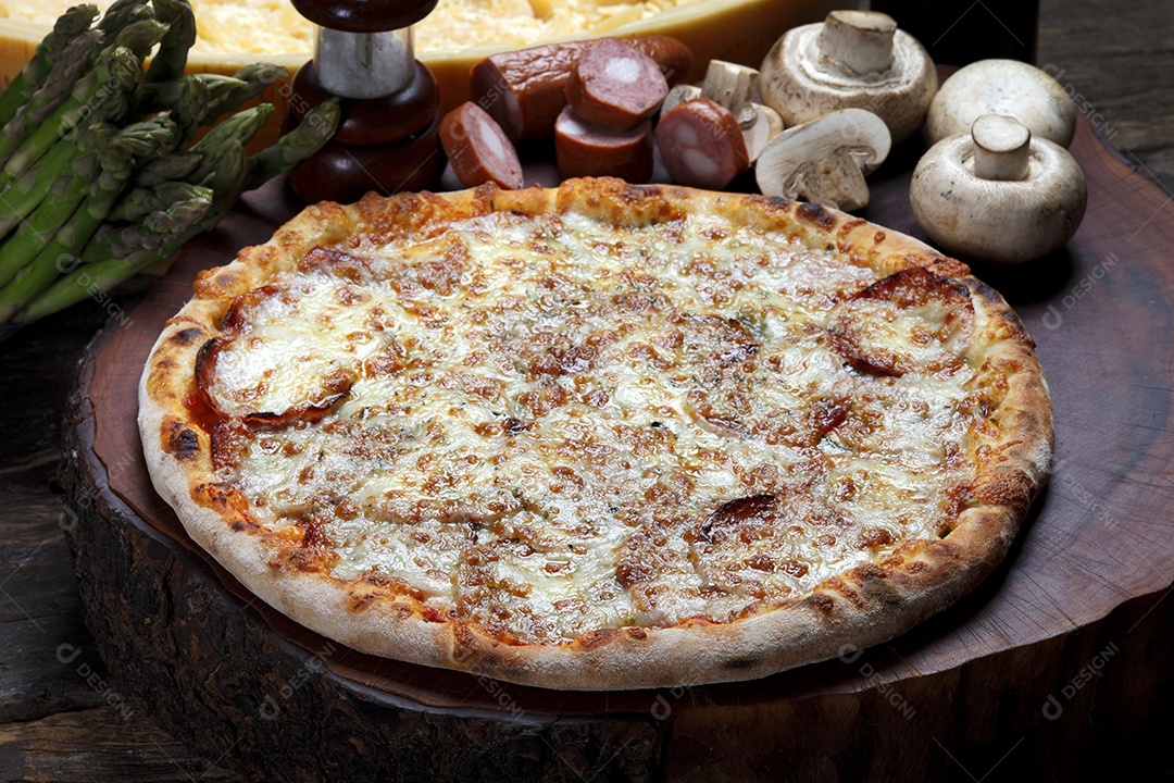 Deliciosa pizza sobre a mesa