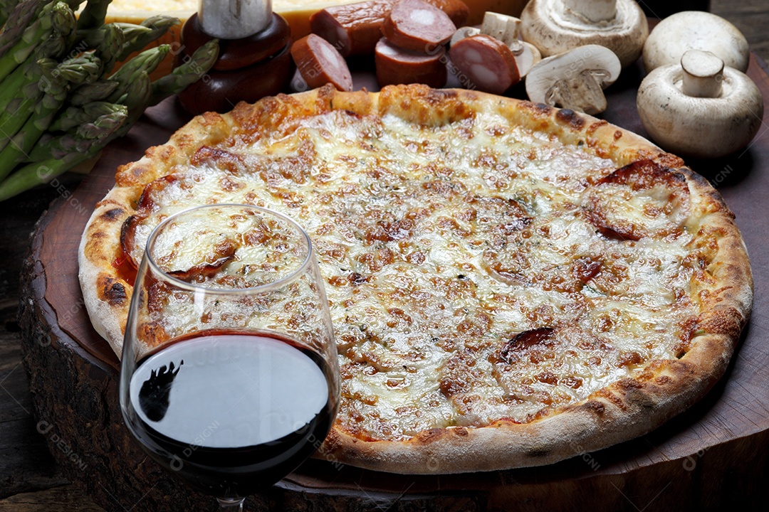 Deliciosa pizza sobre a mesa