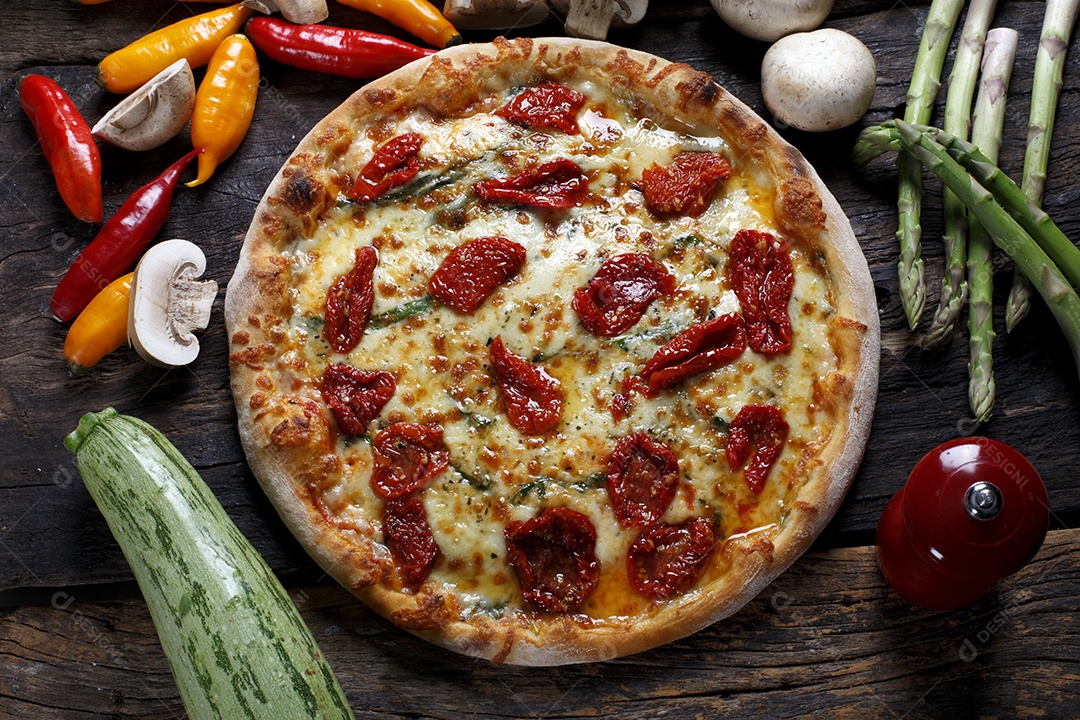 Pizza com queijo e tomate