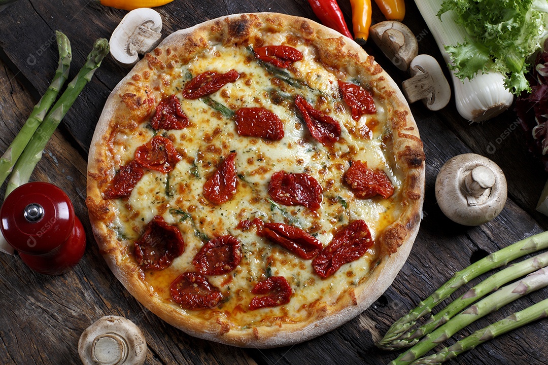 Pizza de queijo com tomate