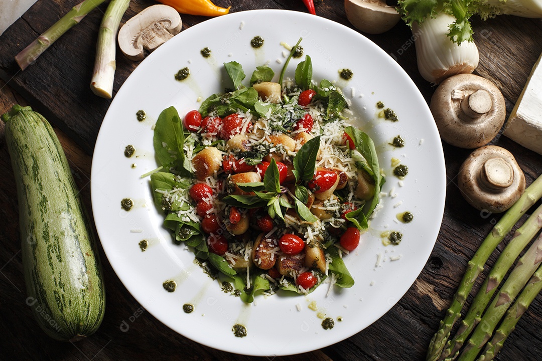 Salada deliciosa com abobrinha verde