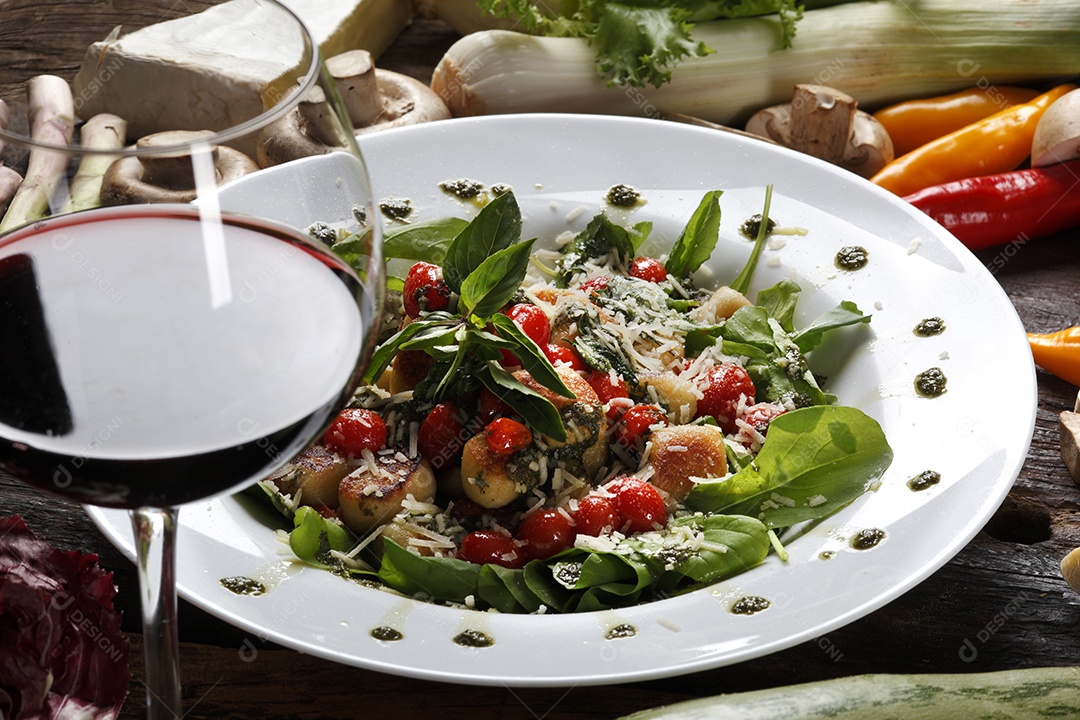 Salada e vinho tinto