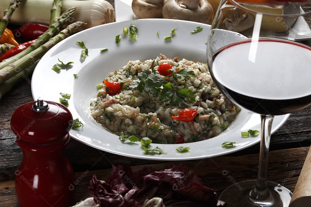Risoto com carne e vinho tinto