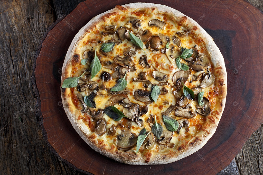 Deliciosa pizza sobre a mesa