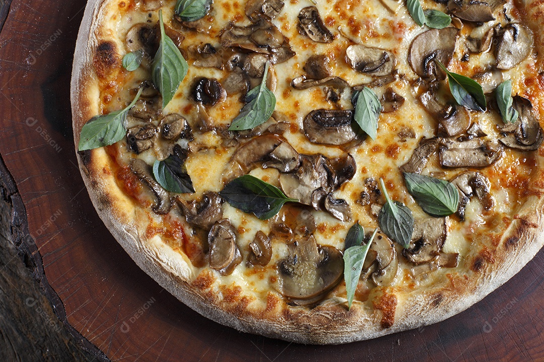 Deliciosa pizza sobre a mesa