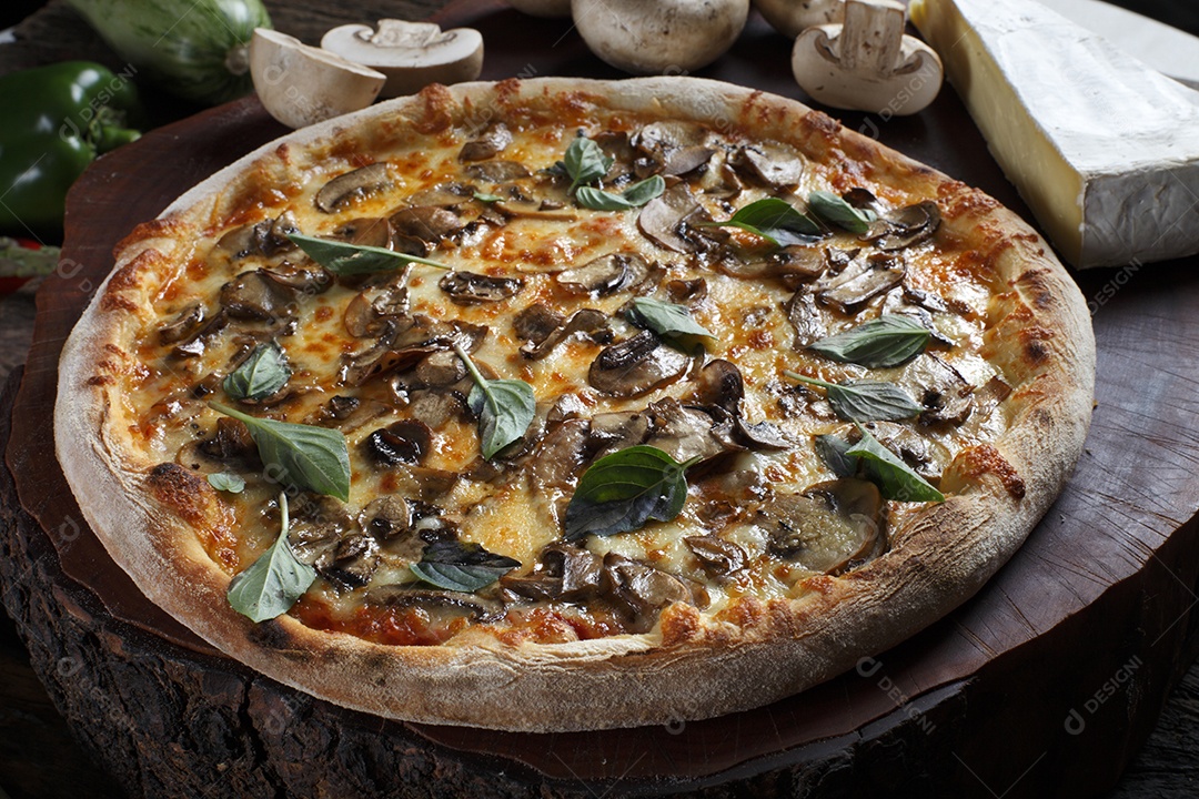 Deliciosa pizza sobre a mesa