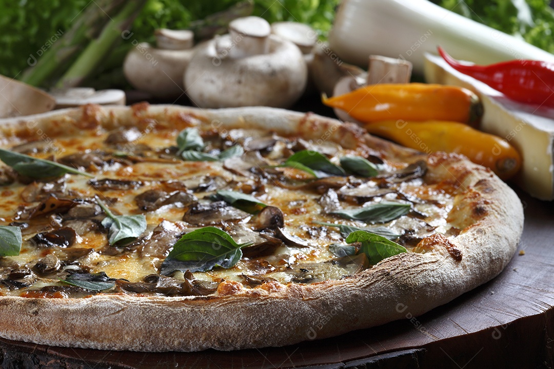 Deliciosa pizza sobre a mesa