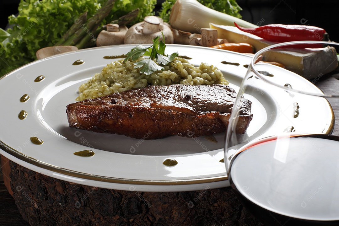 Risoto com carne e vinho tinto