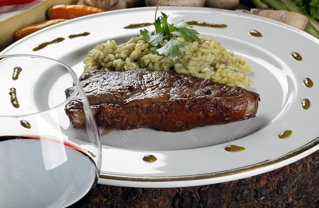 Risoto com carne e vinho tinto