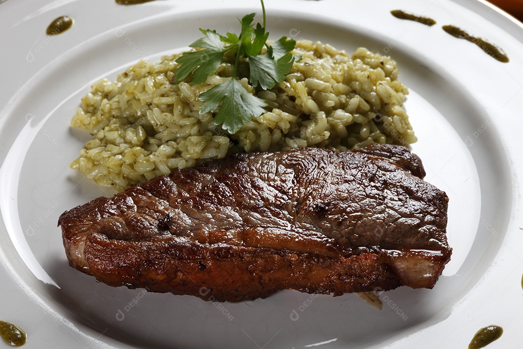 Risoto com carne e vinho tinto