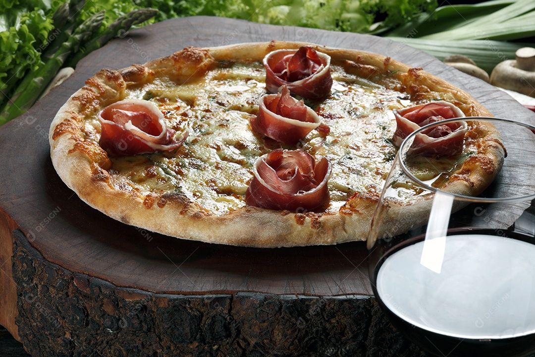 Pizza com copo de vinho tinto