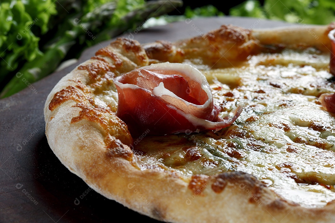 Pizza com copo de vinho tinto