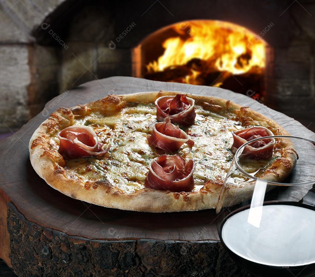 Pizza com copo de vinho tinto