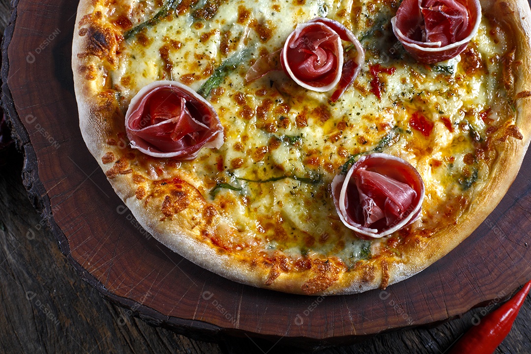 Pizza com copo de vinho tinto