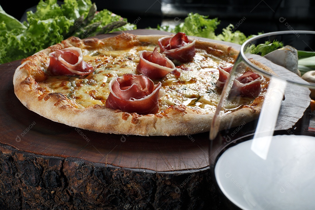 Pizza com copo de vinho tinto