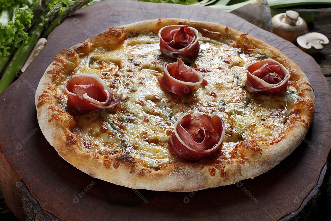 Pizza com copo de vinho tinto