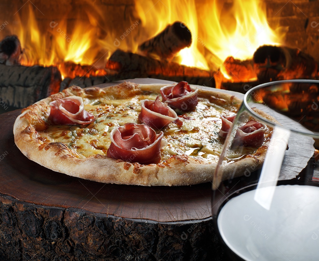 Pizza com copo de vinho tinto