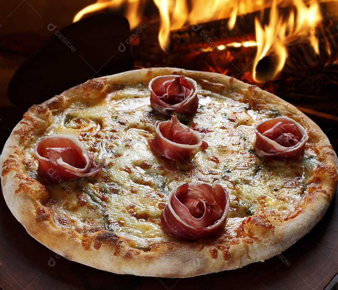 Pizza com copo de vinho tinto