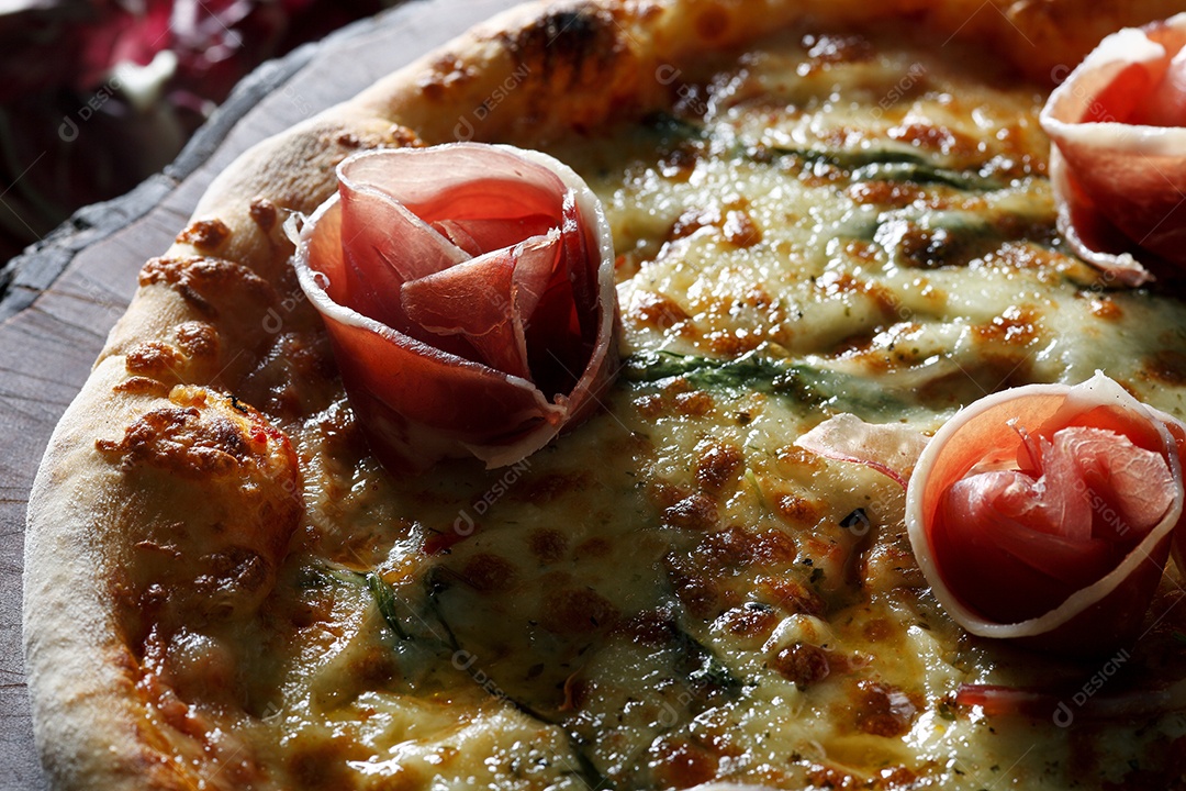 Pizza com copo de vinho tinto