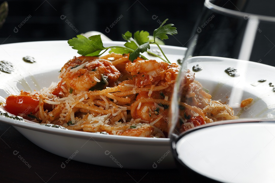 Camarão grande com macarrão