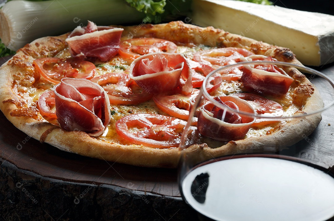 Deliciosa pizza sobre a mesa