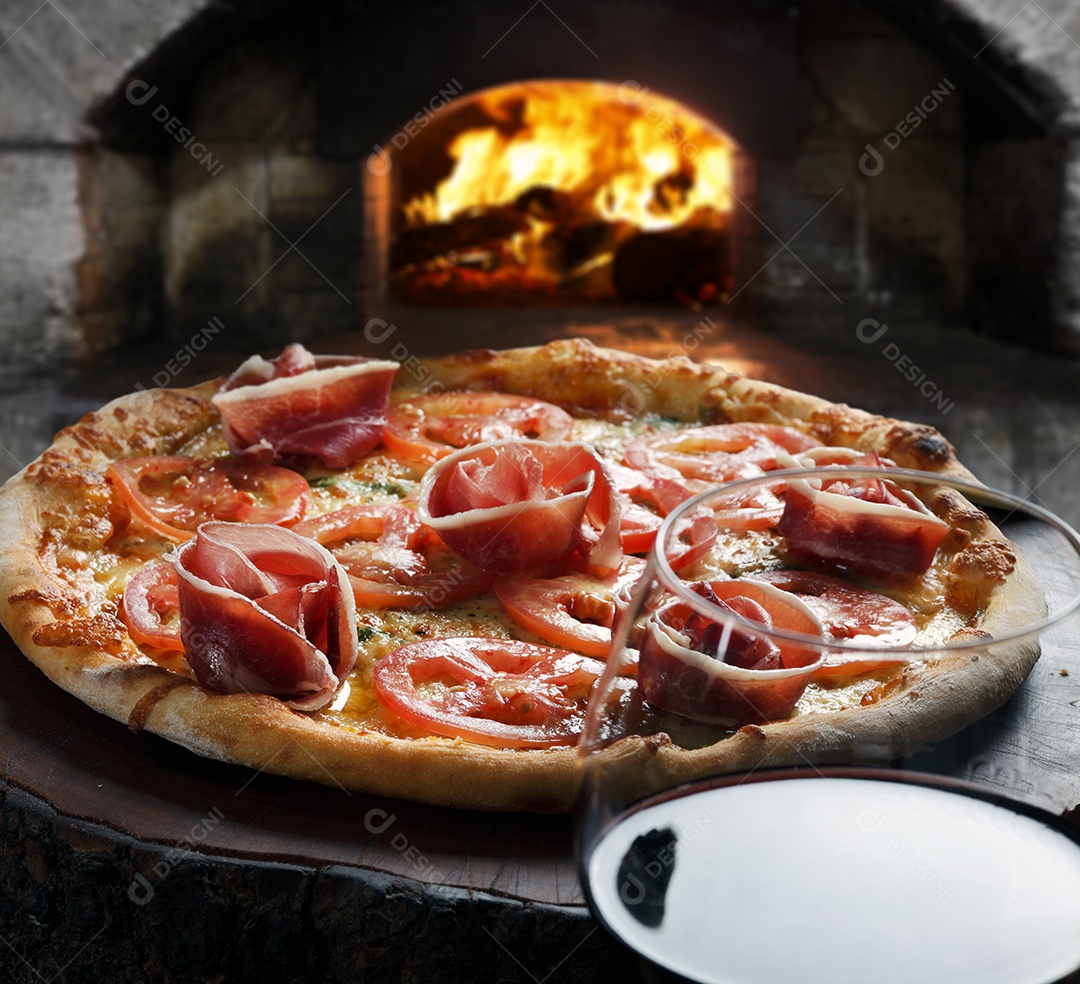 Deliciosa pizza sobre a mesa