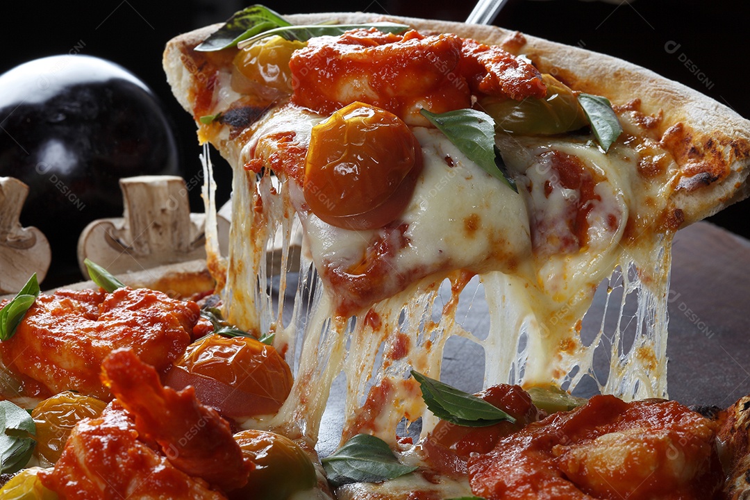 Deliciosa pizza sobre a mesa