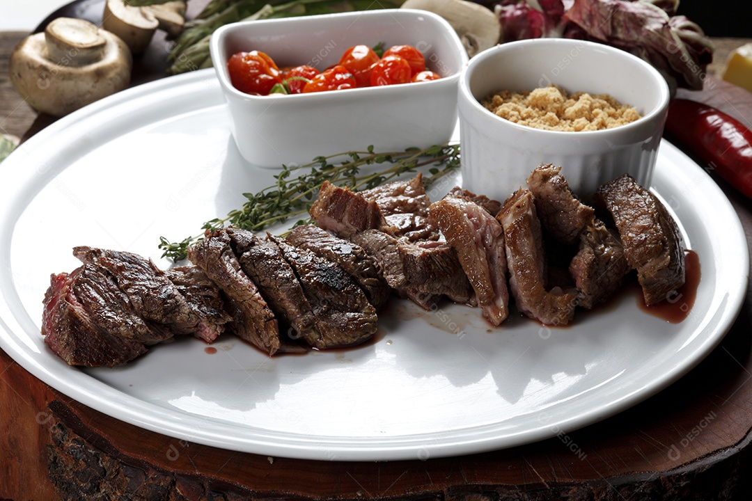 Bife de churrasco sobre a mesa