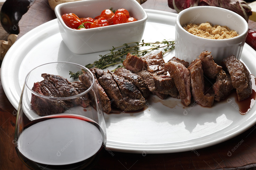 Bife de churrasco sobre a mesa