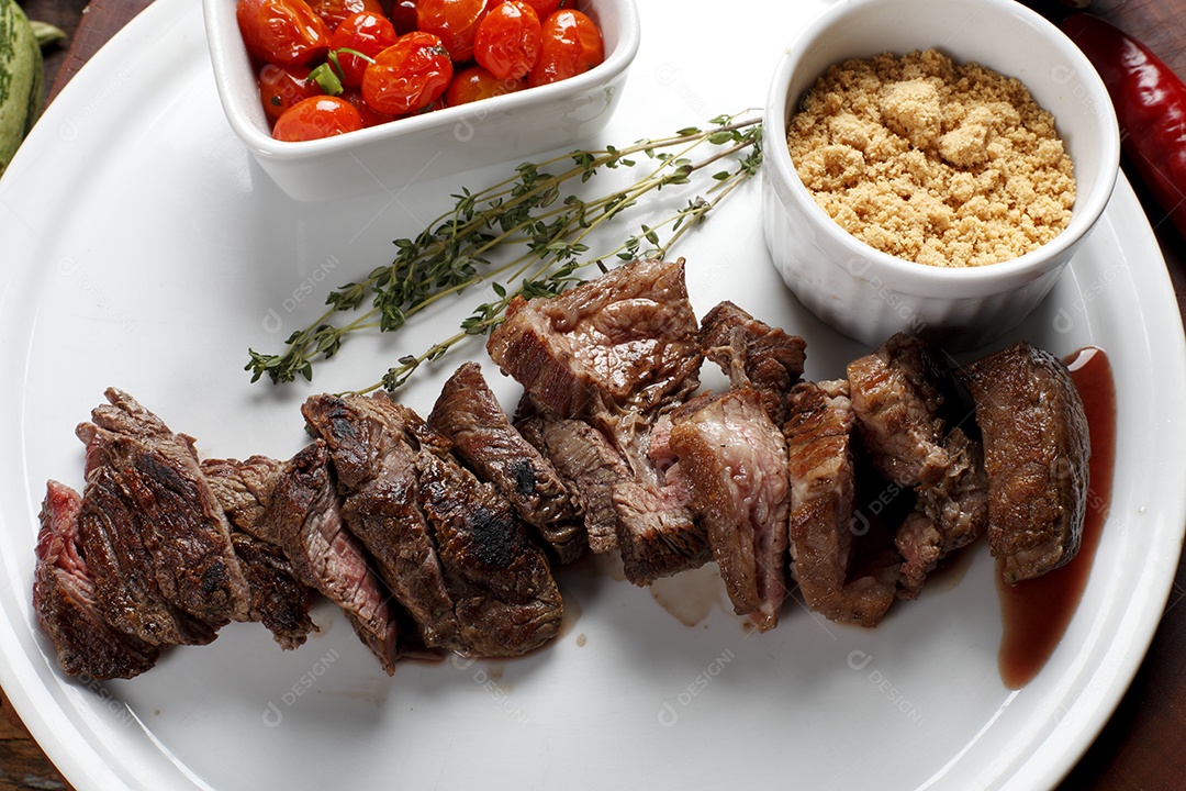 Bife de churrasco sobre a mesa
