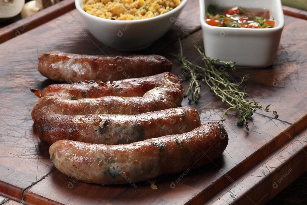 Deliciosa linguiça sobre a mesa