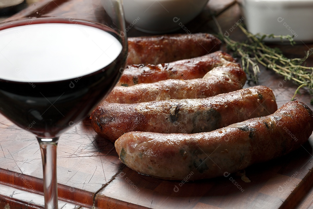 Deliciosa linguiça sobre a mesa