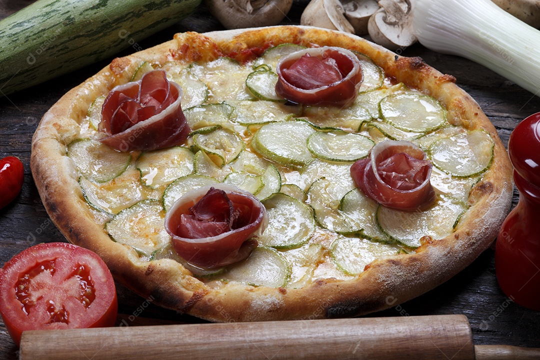 Deliciosa pizza sobre a mesa