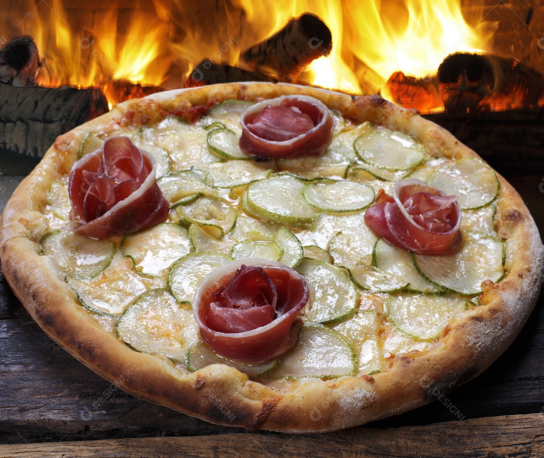 Deliciosa pizza sobre a mesa