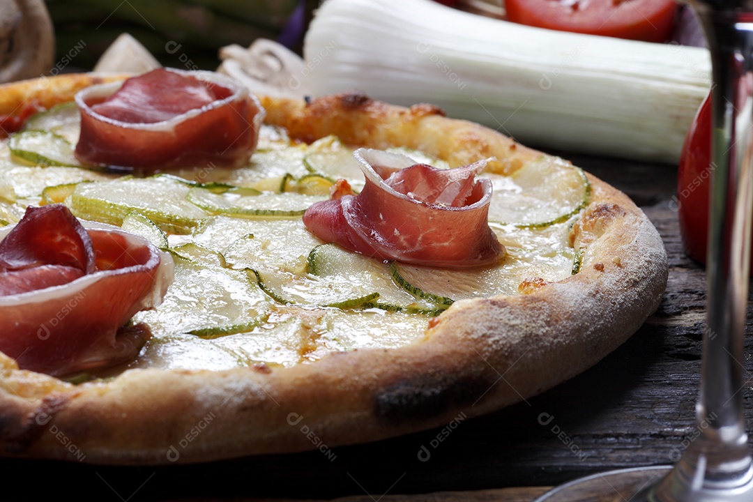 Deliciosa pizza sobre a mesa