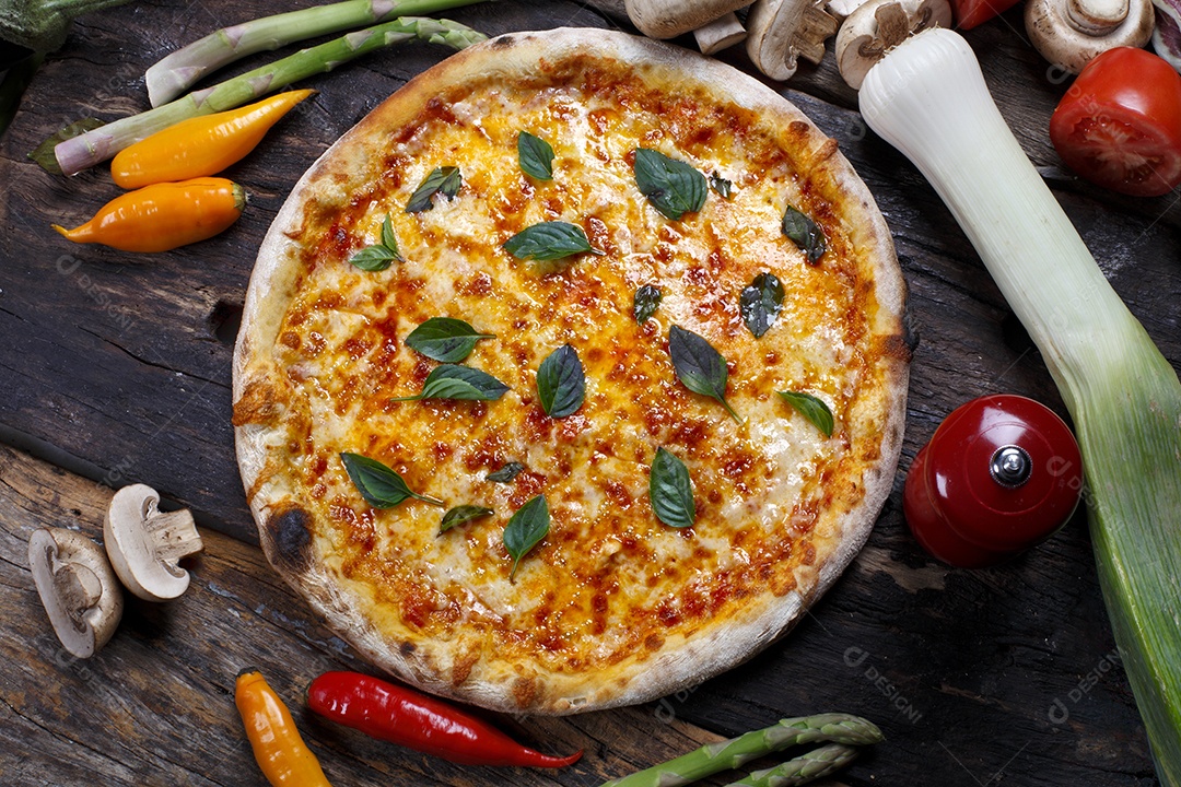 Deliciosa pizza sobre a mesa