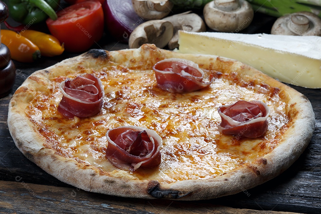 Pizza com copo de vinho tinto