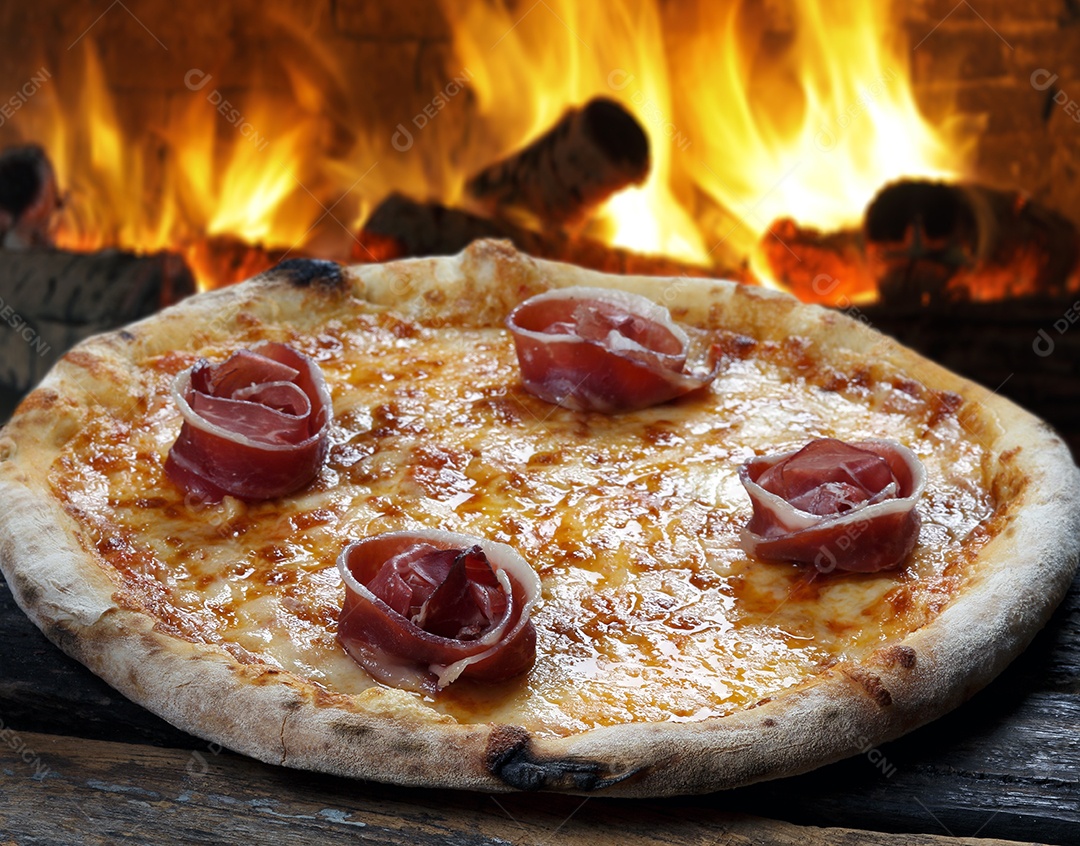 Pizza com copo de vinho tinto