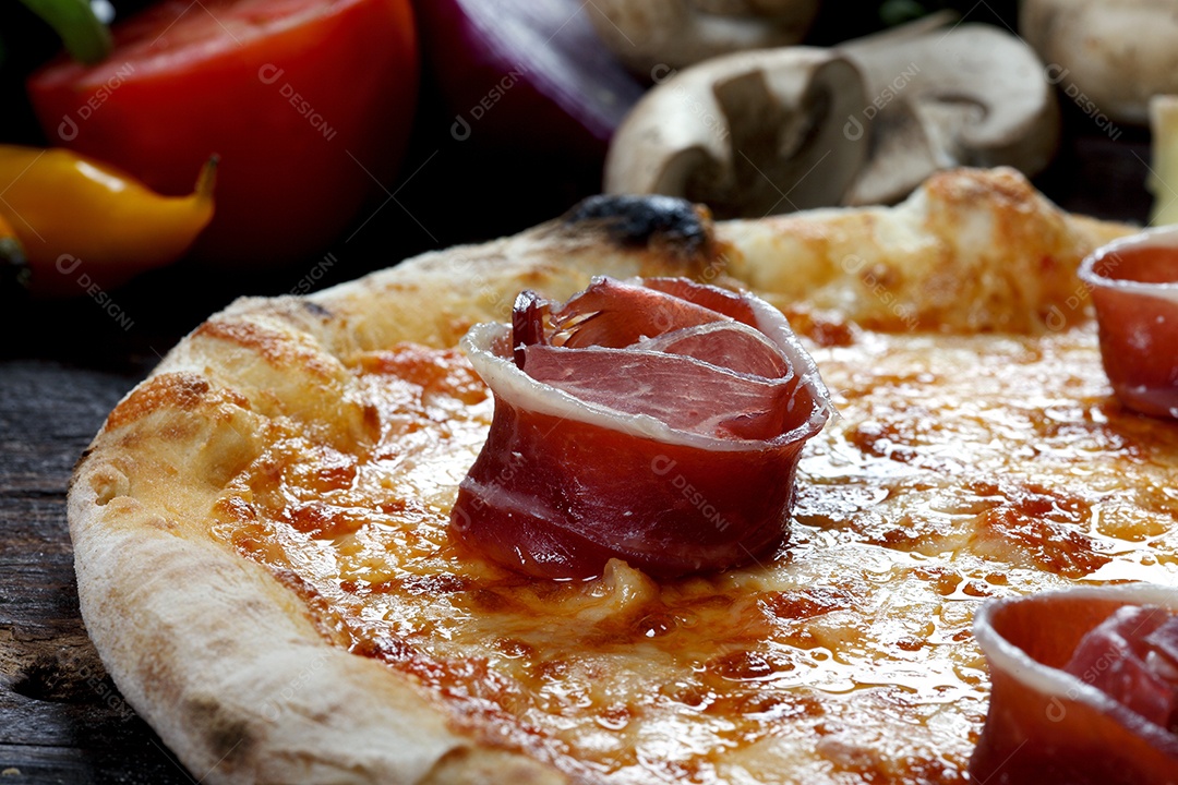 Pizza com copo de vinho tinto