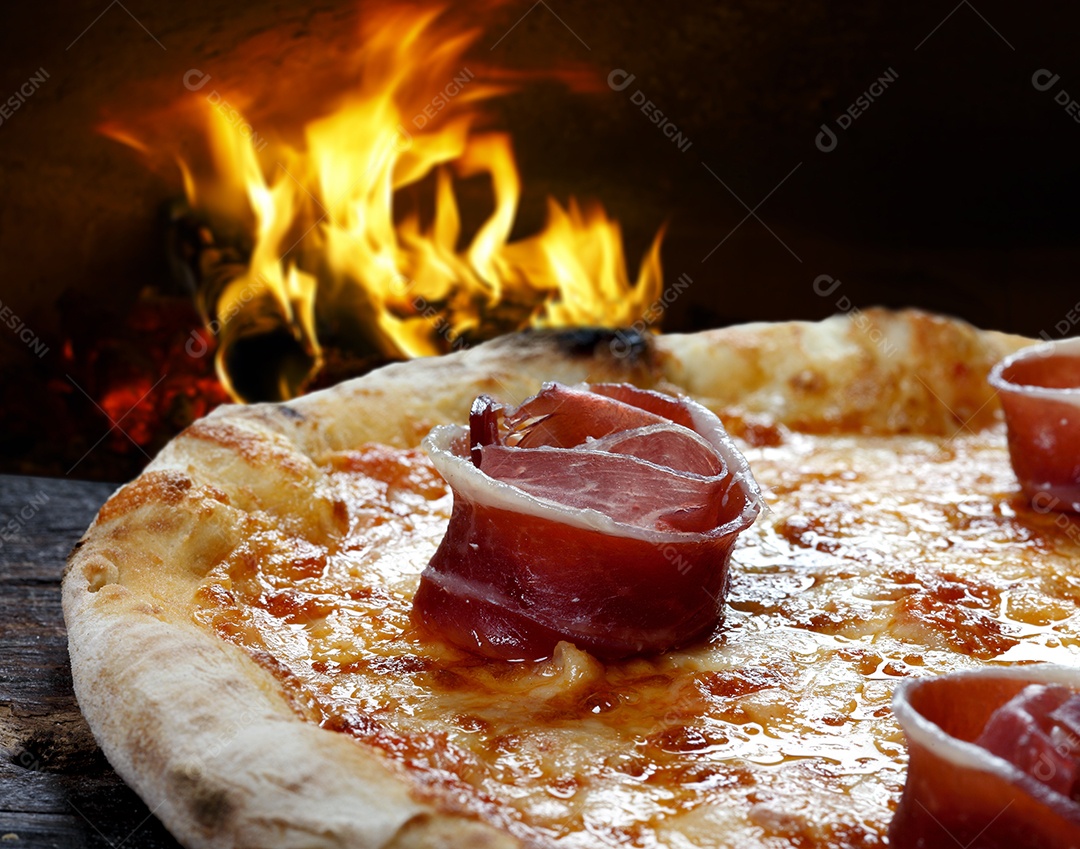 Pizza com copo de vinho tinto