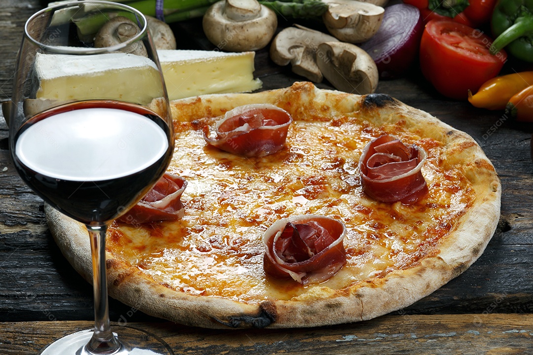 Pizza com copo de vinho tinto