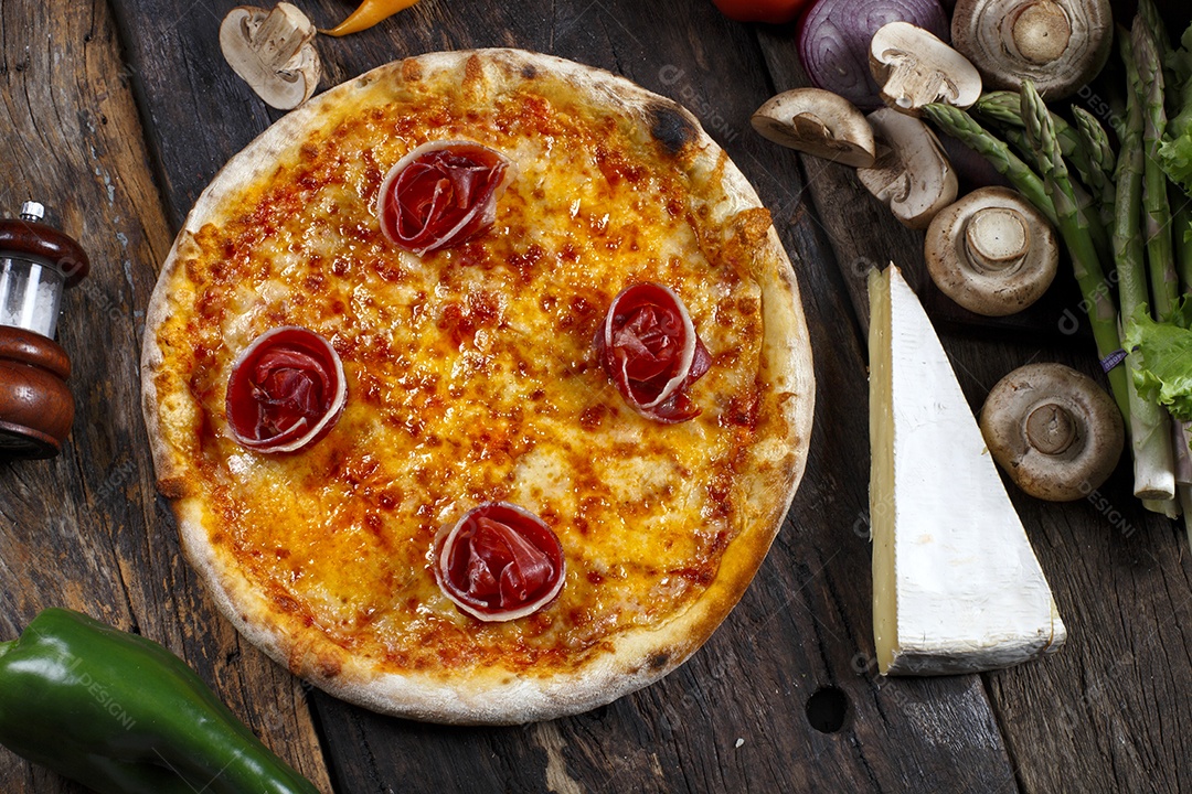 Pizza com copo de vinho tinto